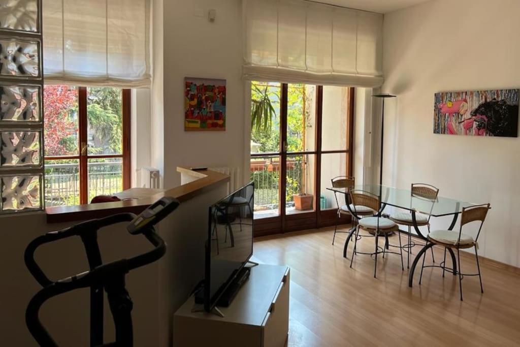 And Cosy Flat In Area * Milán